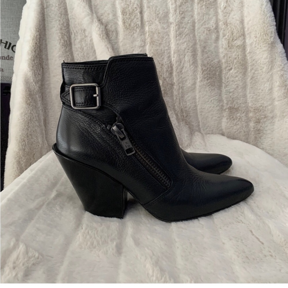 Boots - Picture 4 of 5